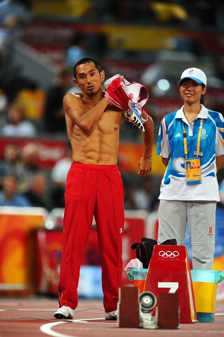 08年北京五輪、400mハードルのレース前　©AFLO