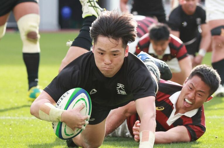 大学ラグビー決勝・天理大対早大。後半、トライを決める天理大の市川敬太 ／ photograph by KYODO