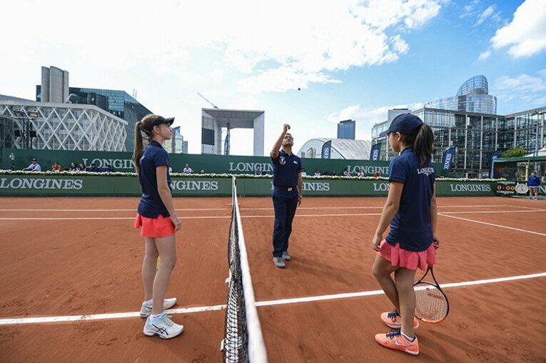 大会本番でのコート風景。世界中のメディアが注目する中で加藤（右）がプレー。