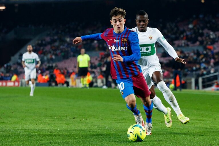 久保建英vsバルサがW杯イヤーのリーガ初戦… 年末の試合で見た「タケの身体の進化」と新星たちの奮起〈撮影者の視点〉(13)