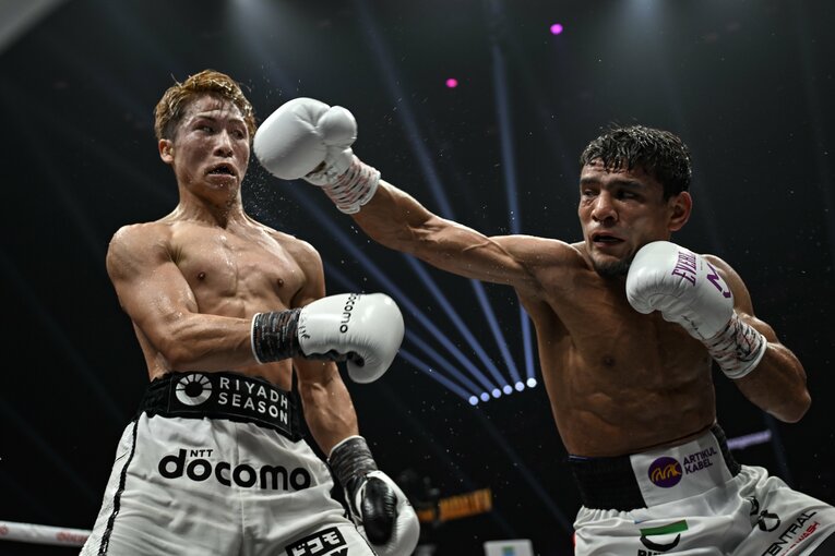 空を切るアフマダリエフの右。陣営の“誤算”はどこにあったのか？　©Hiroaki Finito Yamaguchi