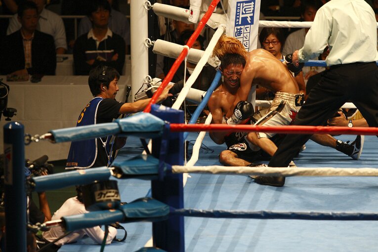 2007年10月7日、WBC世界フライ級王者・内藤大助（左）にもたれかかる挑戦者・亀田大毅　©︎Atsushi Hashimoto