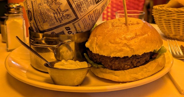 「かき氷2000円、ハンバーガー3000円…」五輪取材記者がうろたえた“パリの物価事情”「ユニクロも日本の約2倍」だが…意外に安い“ある食べ物”とは？（齋藤裕）