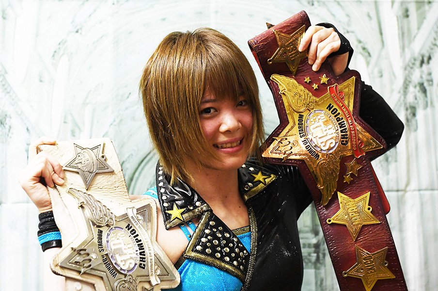やせっぽちの女子プロレス王者。岩谷麻優が抱く赤と白のベルト。<Number Web> photograph by Essei Hara