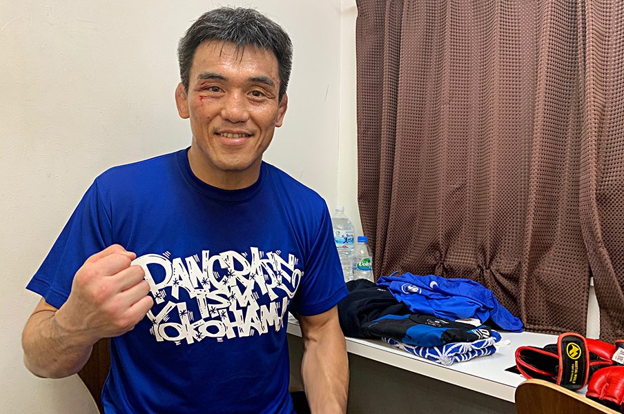 近藤有己43歳、郷野聡寛戦で久々勝利。直後に控室で語った「強さ」への思い。<Number Web> photograph by Norihiro Hashimoto