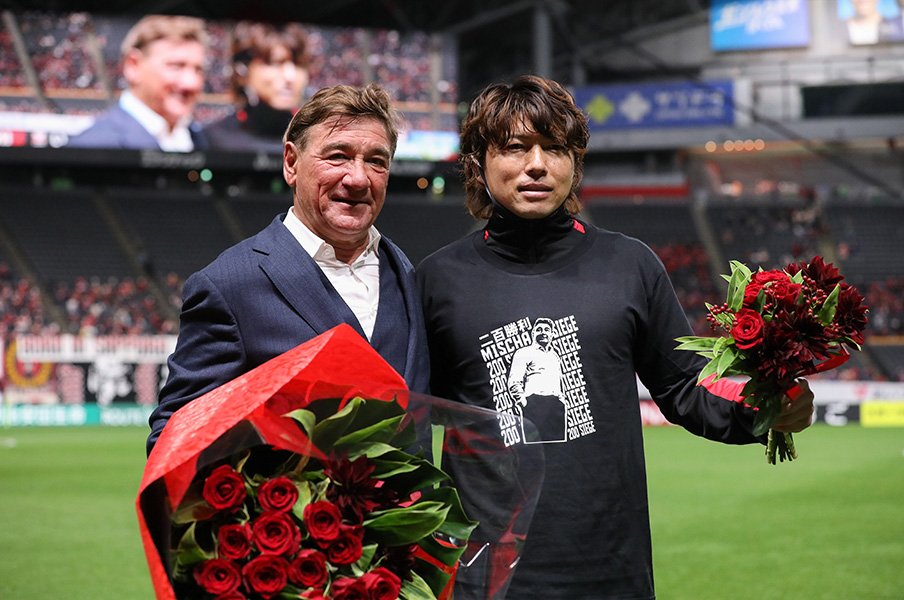 超攻撃的サッカーで通算200勝。未だ衰えぬ63歳ミシャの情熱。<Number Web> photograph by J.LEAGUE