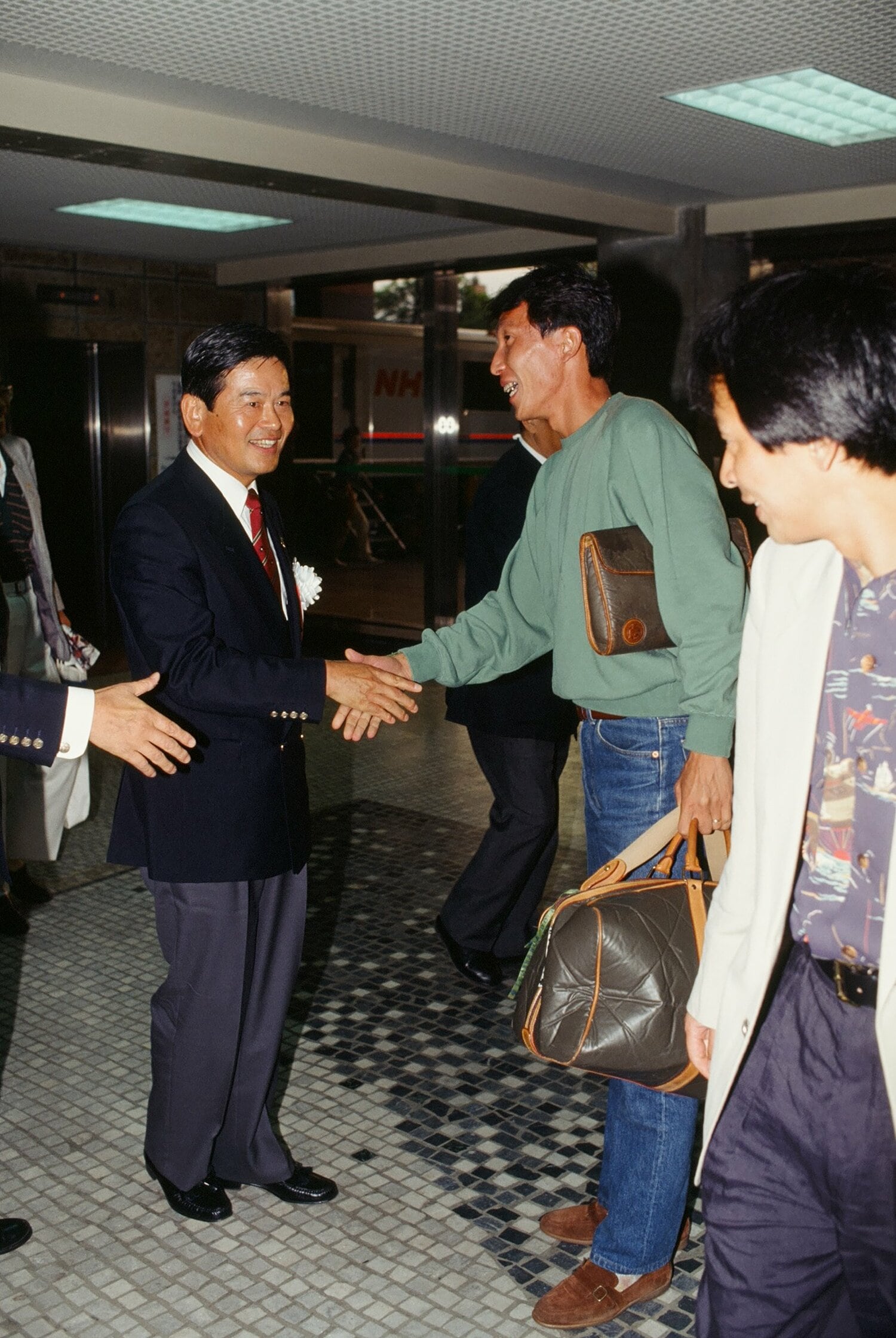 Jリーグ開幕戦が行われた国立競技場に到着し、川淵三郎チェアマンと握手する柱谷哲二　©︎J.LEAGUE