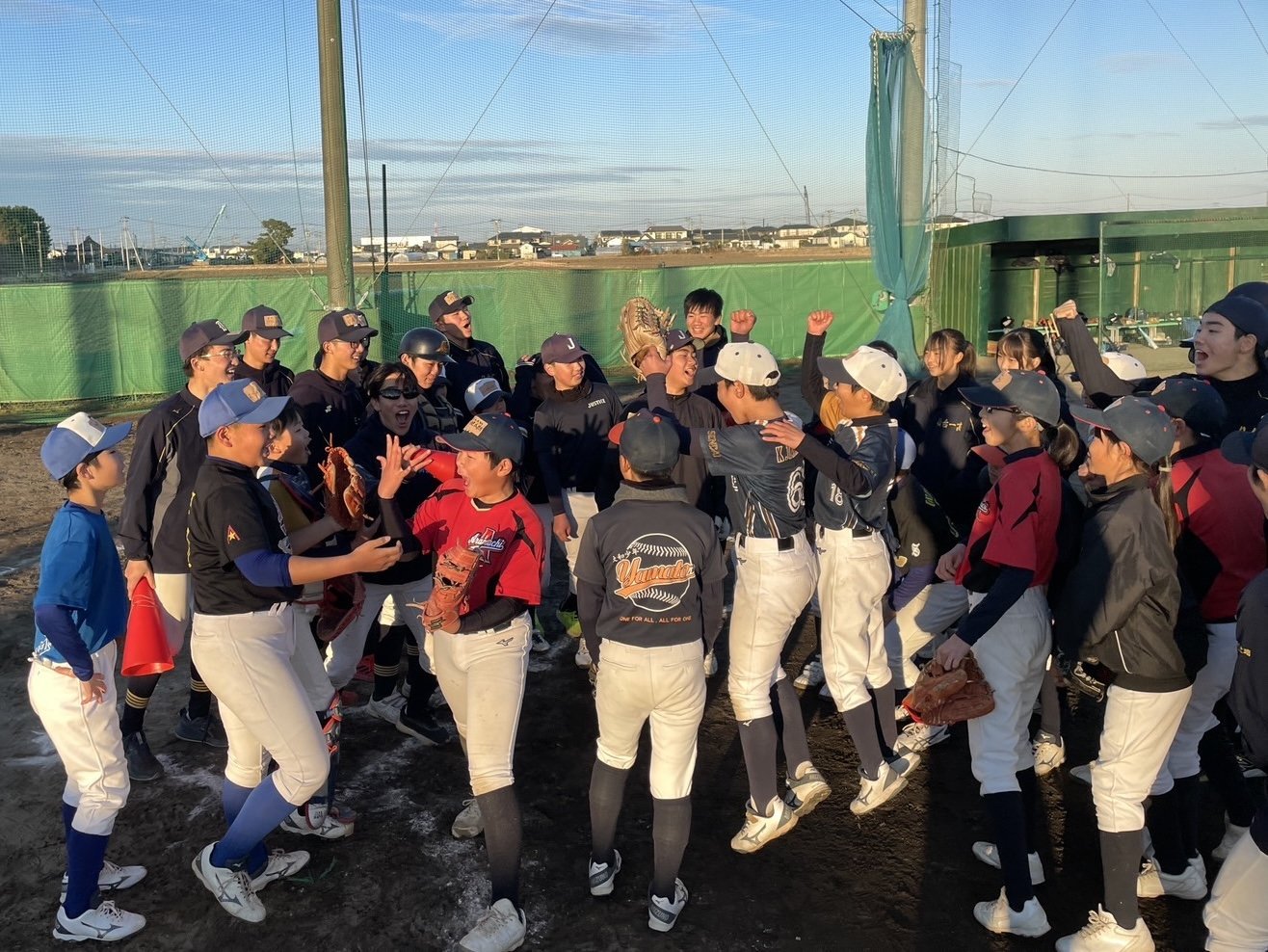 小学生に指導する仙台一高野球部員たち／仙台一高野球部提供