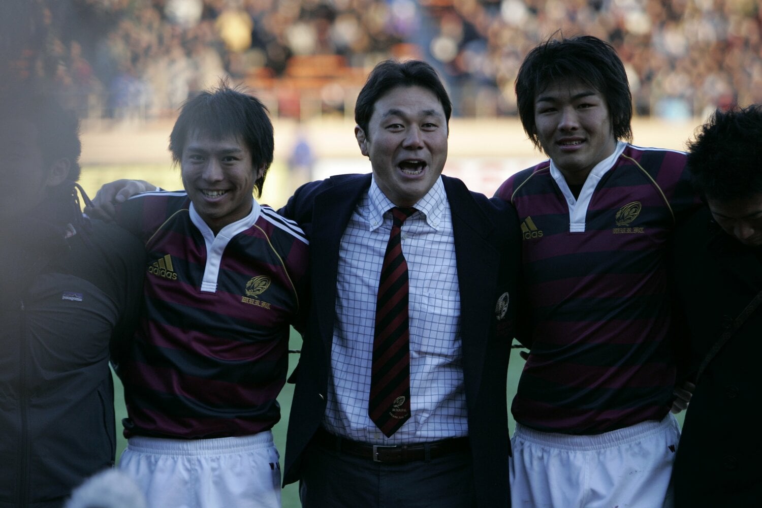 佐々木隆道主将（現ヘッドコーチ）らと「荒ぶる」を歌う清宮監督（2006年1月）　©︎Takuya Sugiyama