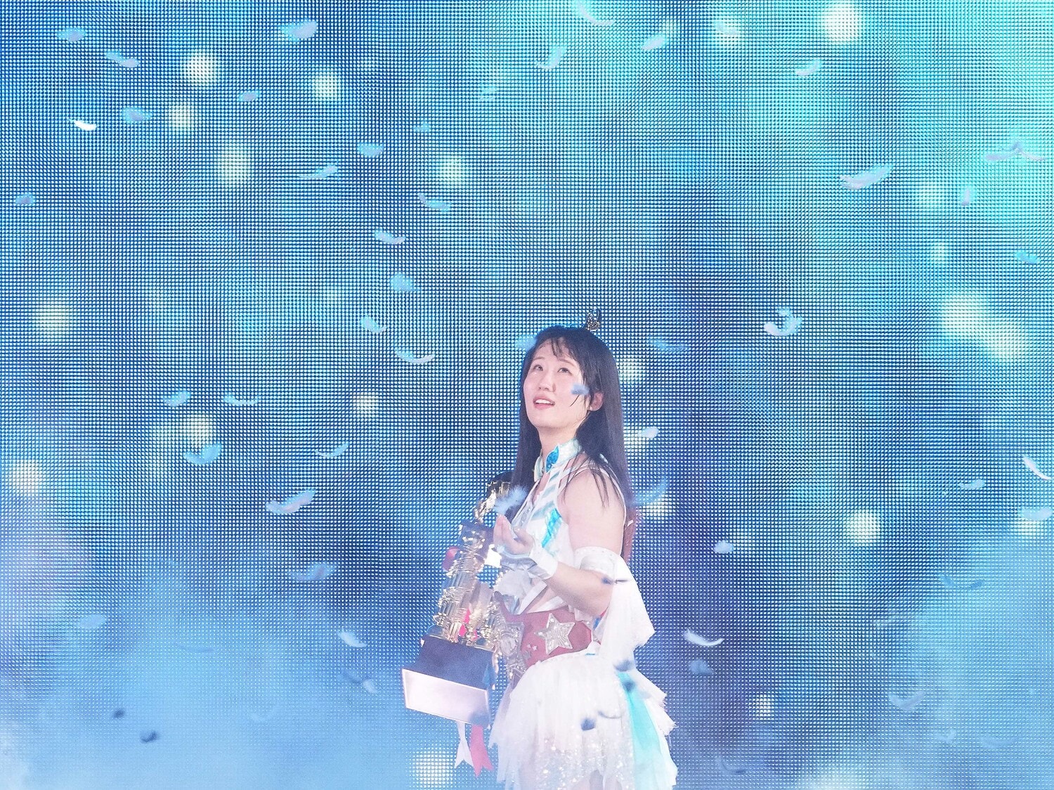 玖麗さやかに祝福の白い羽が舞う　©Masashi Hara