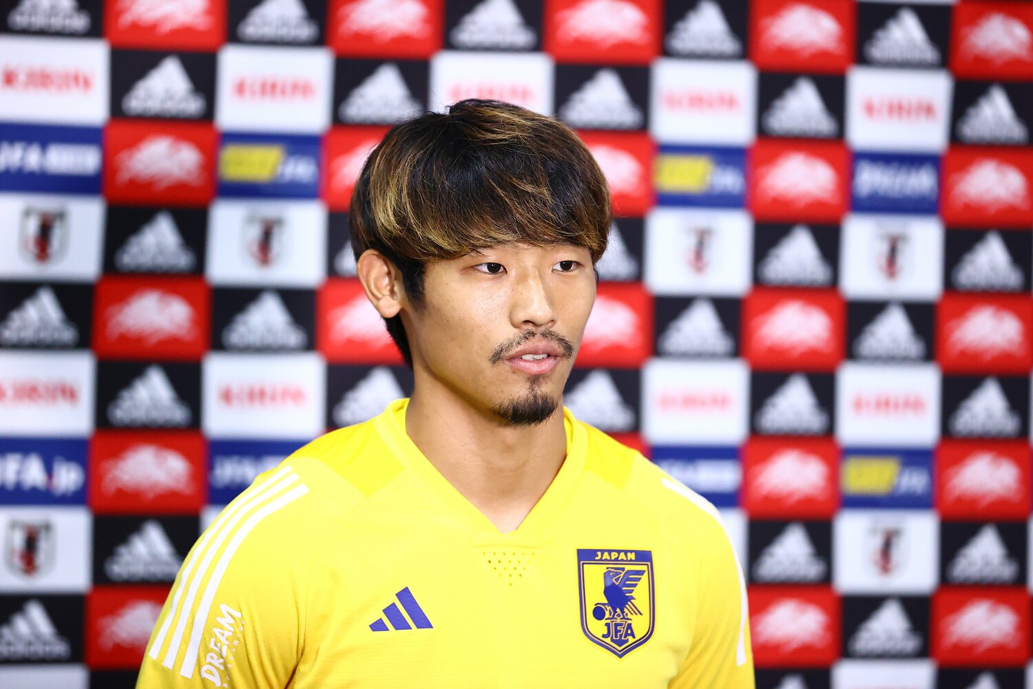 カタールへ渡る直前にNumber Webの単独インタビューに応じた守田（写真は15日の日本代表練習で）　©AFLO