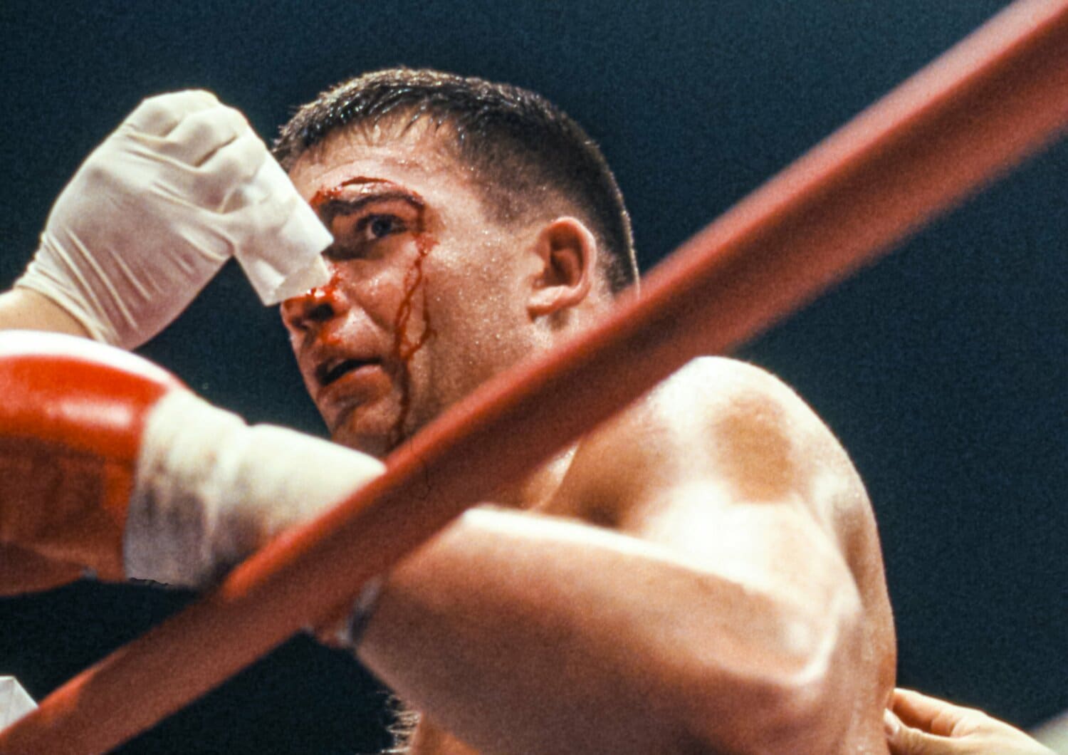 2000年12月のシリル・アビディ戦、左目の上を大きくカットしたピーター・アーツ　©Susumu Nagao