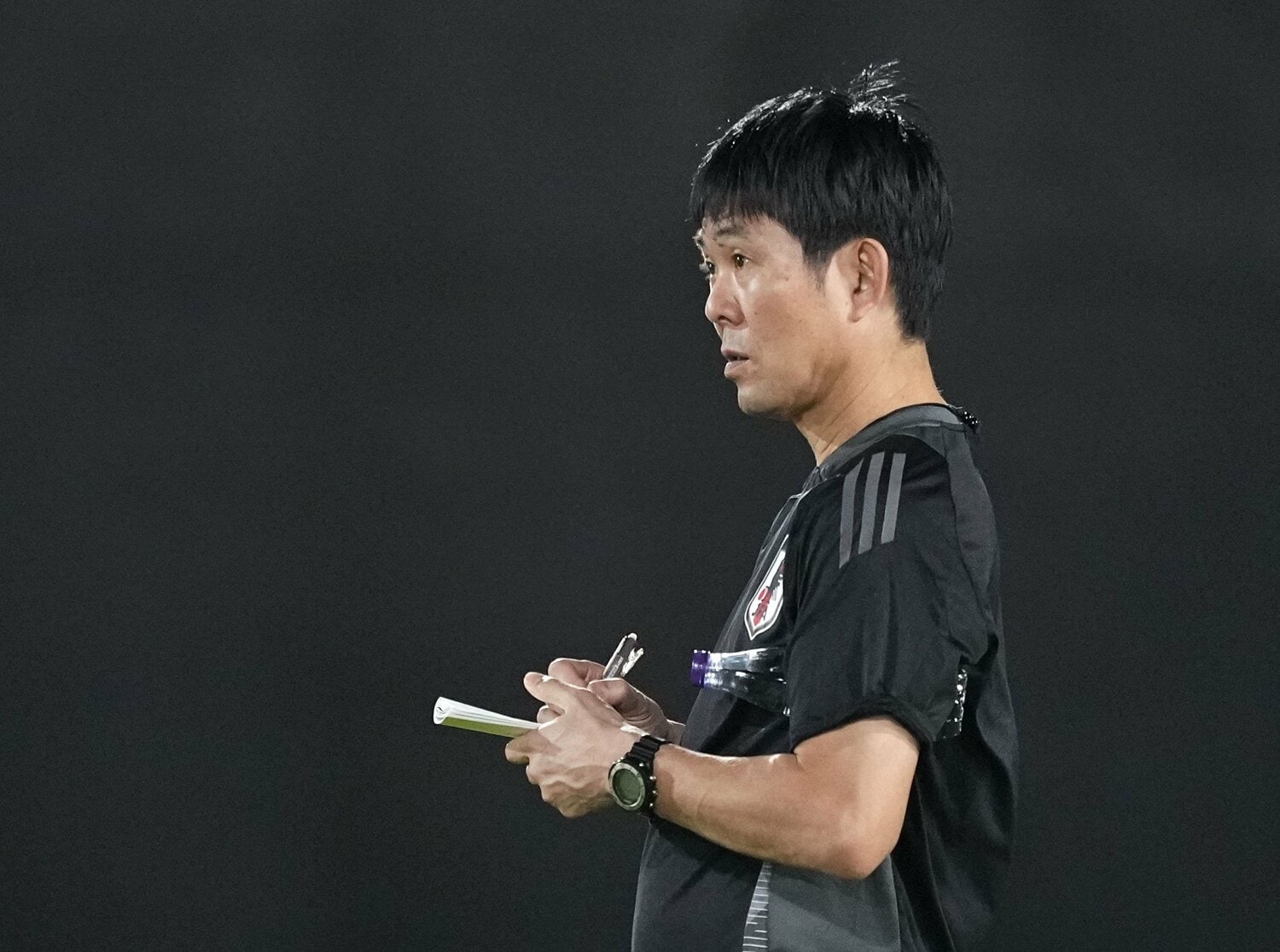 日本代表の練習中、手元のノートにメモを書く森保監督　©KYODO