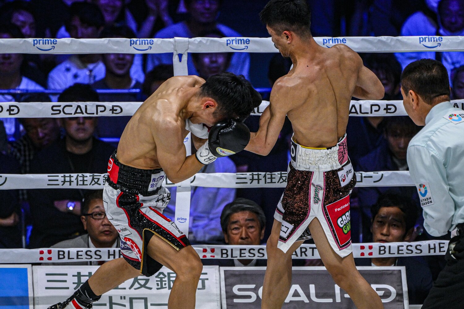 中谷潤人が得意とするアッパー。西田凌佑戦でも多用していた　©Takuya Sugiyama