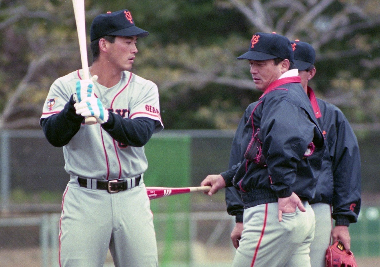 1994年2月、落合博満が初めて参加した巨人・宮崎キャンプ。長嶋一茂を指導する姿も見られた　KYODO