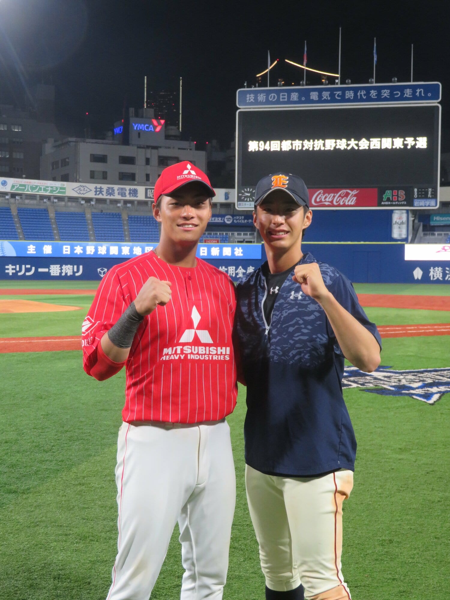 中日2位指名のショート・津田啓史（20歳・三菱重工East、写真左）　©KYODO