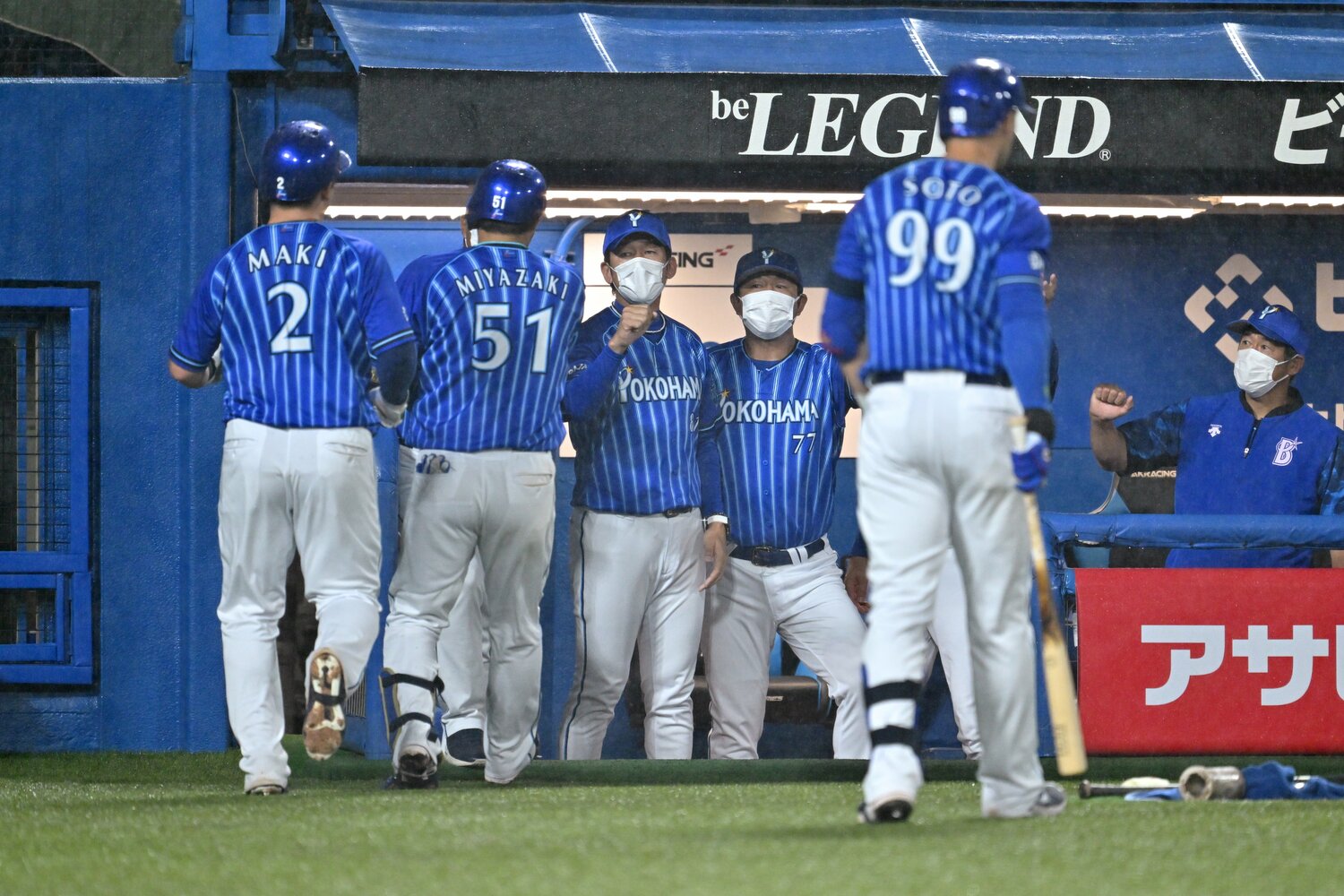 三浦監督のもと鈴木尚典コーチ（監督の斜め後）、石井琢朗コーチの“横浜優勝”を知るメンバーがチームを支える　©Hideki Sugiyama