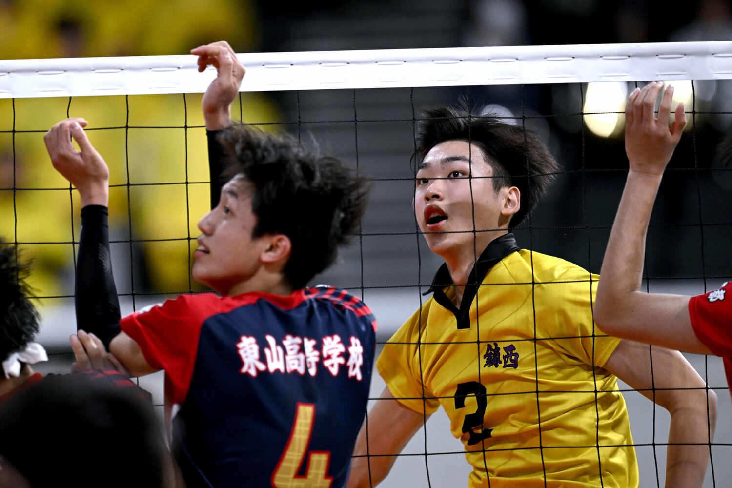 身長191センチ、最高到達点345センチの一ノ瀬漣。東山・岩田怜緯（左）との2年生エース対決は大会のハイライトの一つだった　©︎Hiroyuki Nakamura