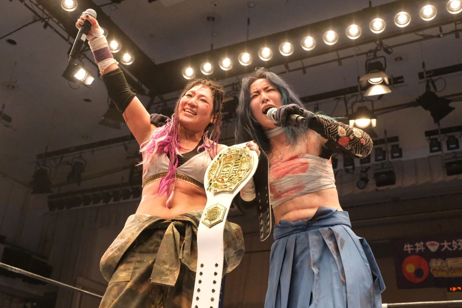 ベルトを手にした山下は世羅に感謝を述べた（クリックすると「この記事の写真」に飛びます。流血等の過激な写真を含みますのでご注意ください）