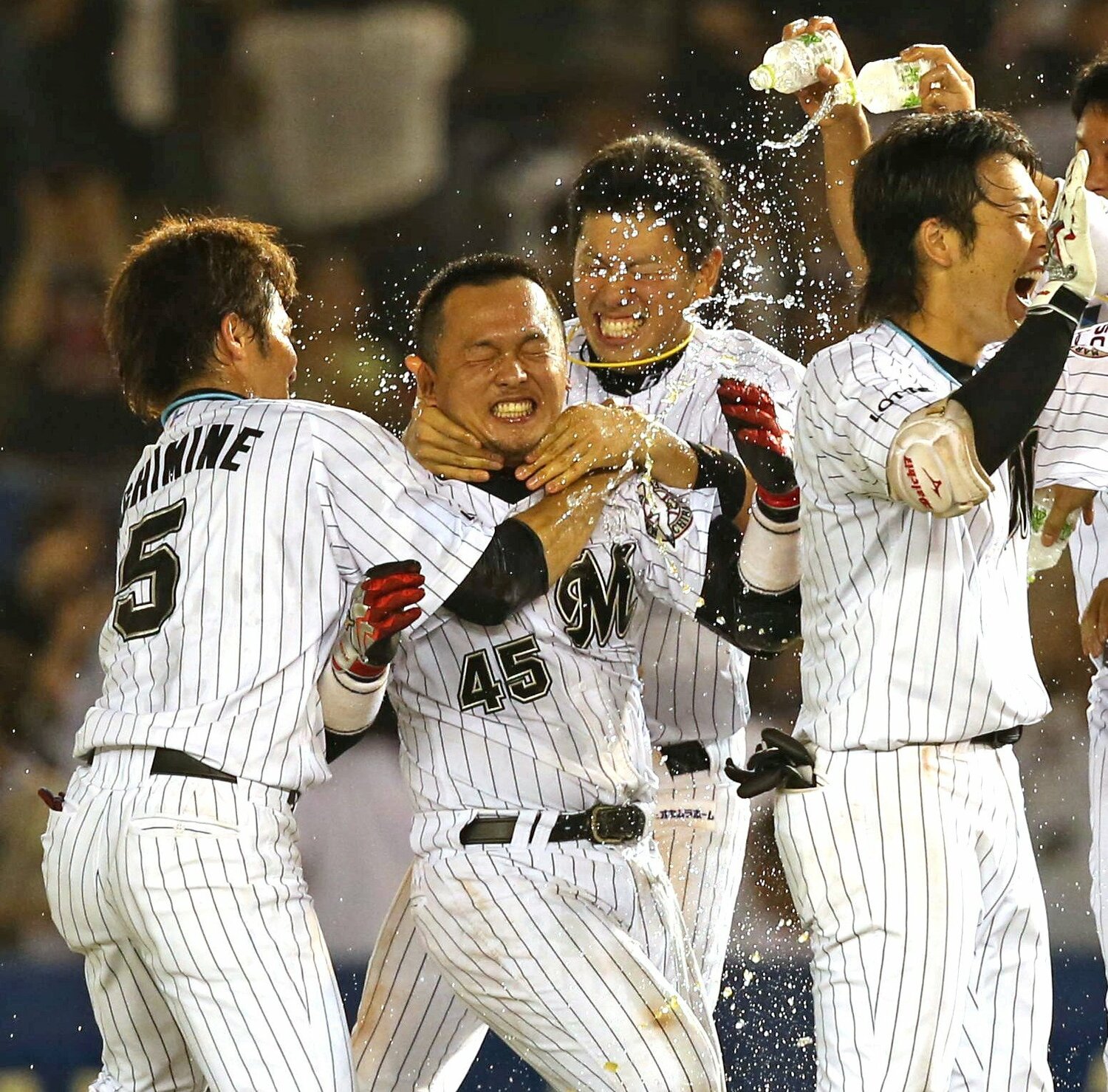 写真は田村のプロ2年目（2014年）。8月19日のオリックス戦でプロ初のサヨナラヒットを放ち、祝福を受ける　©JIJI PRESS