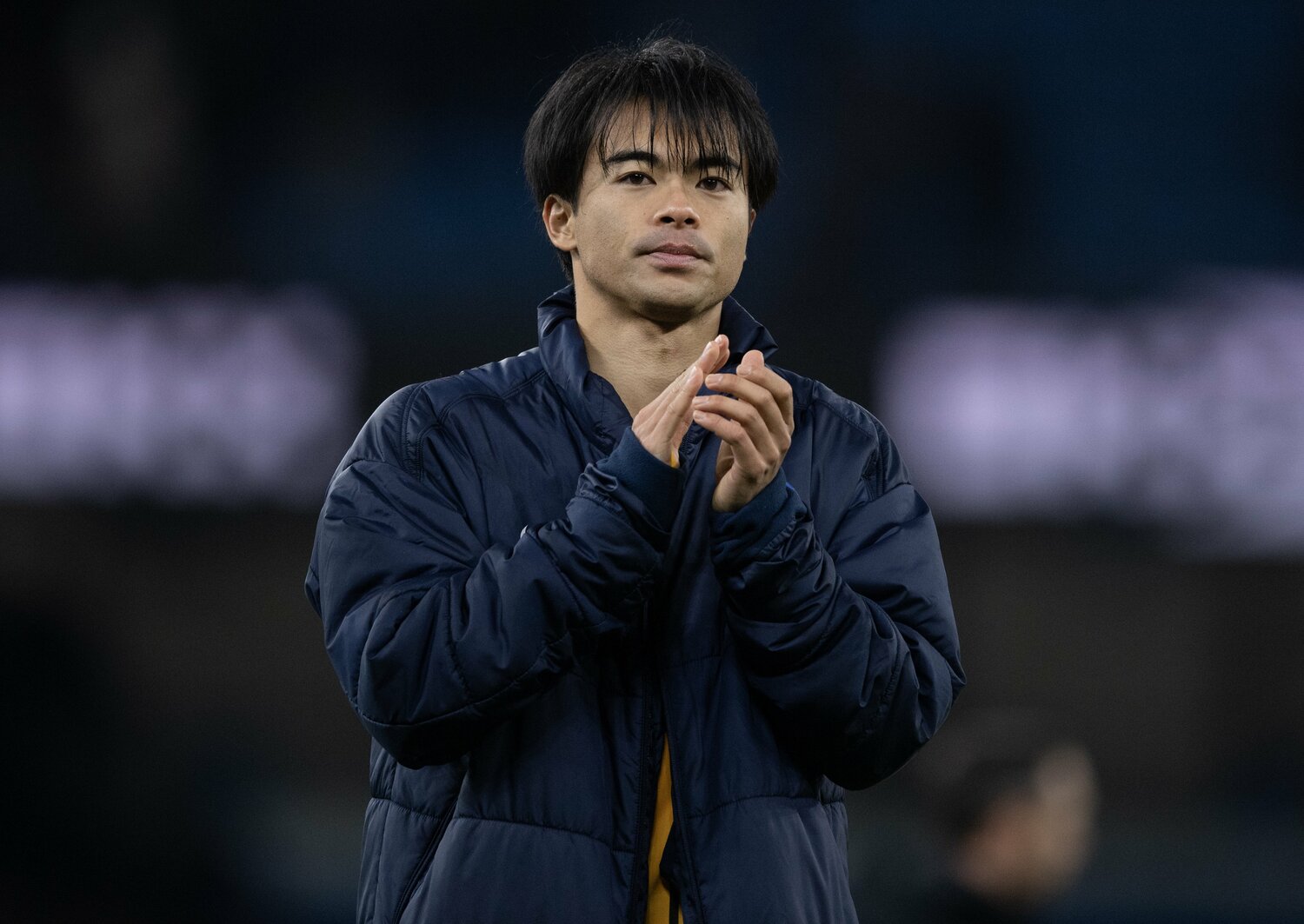 1－1で引き分けた後、スタンドに向かって挨拶する三笘　©Getty Images