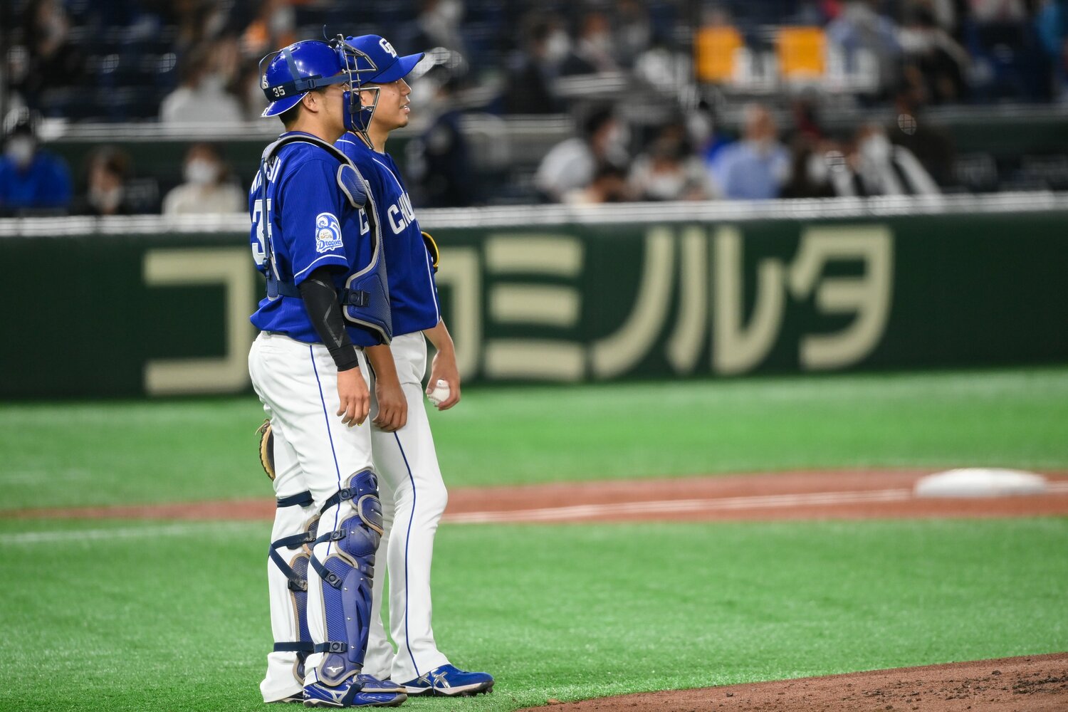 大野雄大をリードする木下拓哉は、火力不足の打線で気を吐いた　©Nanae Suzuki