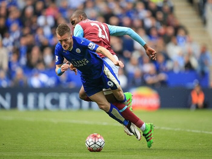 レスターは「汚れたシンデレラ」か。際どい転倒も肉弾DFも“箔”である。＜Number Web＞ photograph by AFLO