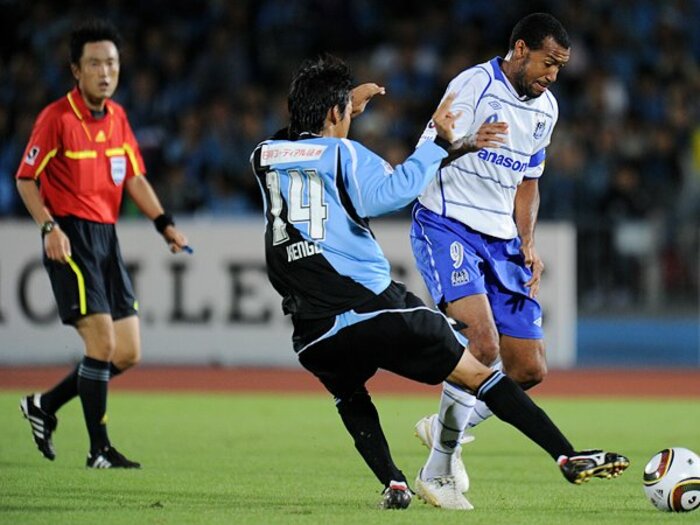 試合を台無しにする誤審を撲滅せよ！Jリーグの審判に必要な競争と育成。＜Number Web＞ photograph by Takao Yamada