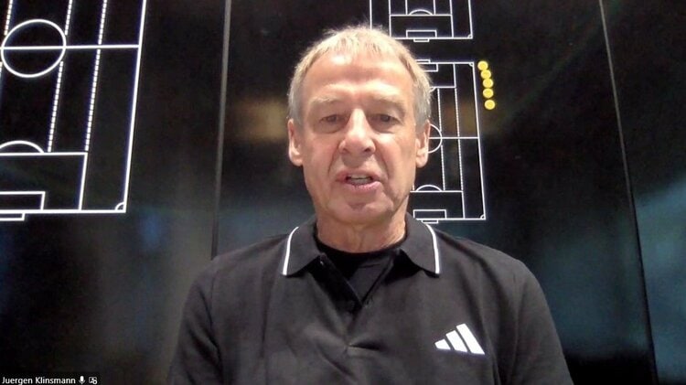 ウエダが18番を？ 嬉しいなぁ」上田綺世と父の“背番号秘話”にドイツ