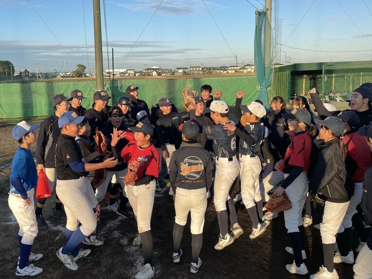 小学生に指導する仙台一高野球部員たち／仙台一高野球部提供