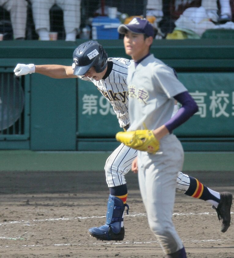 帝京との対戦。松本剛（現日本ハム）にヒットを打たれる大谷　©JIJI PRESS