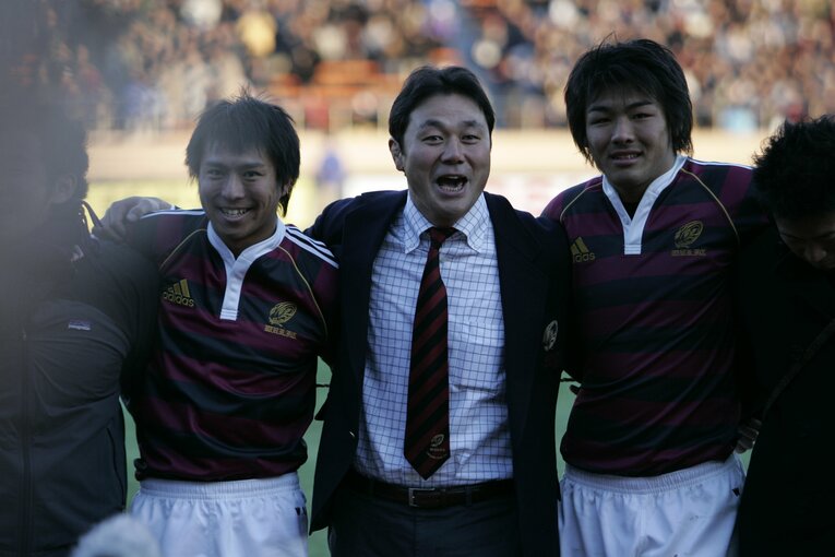 佐々木隆道主将（現ヘッドコーチ）らと「荒ぶる」を歌う清宮監督（2006年1月）　©︎Takuya Sugiyama