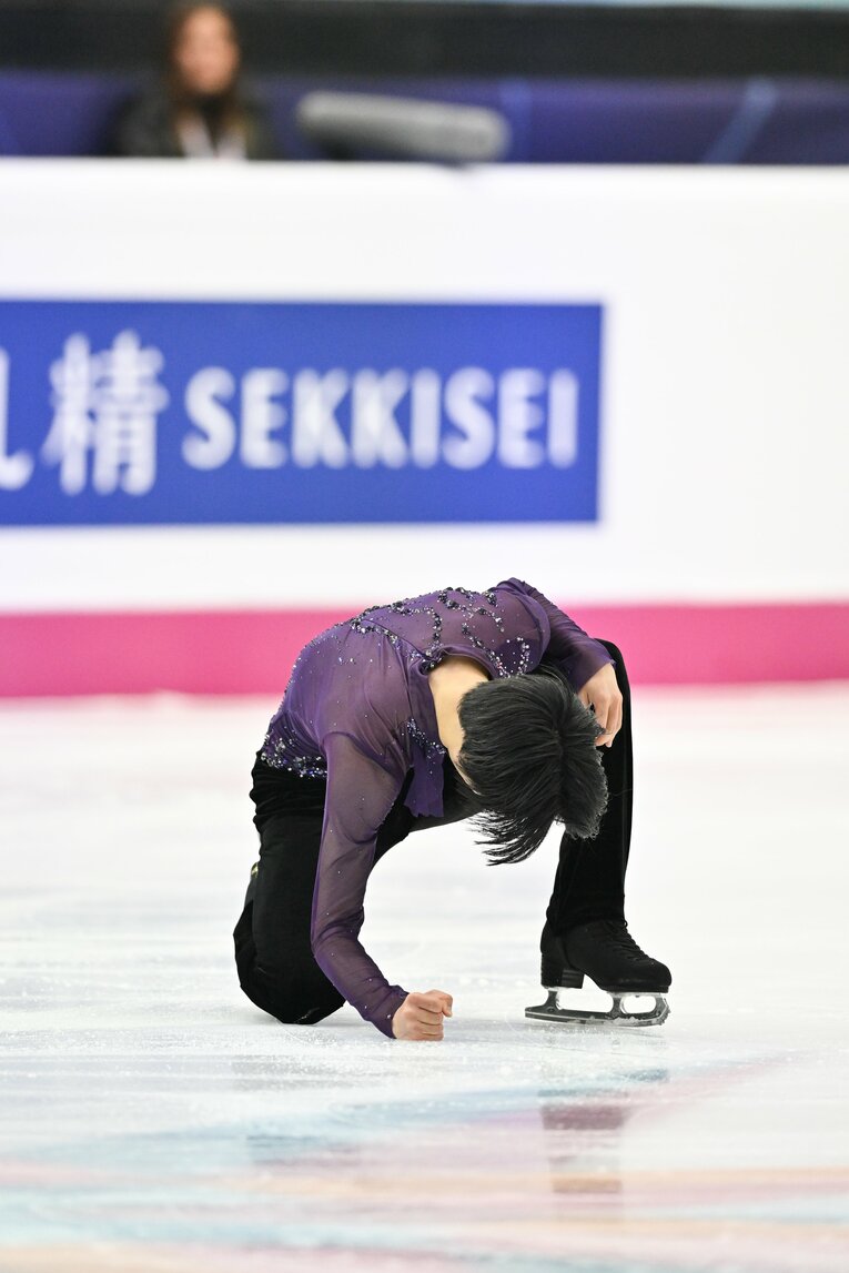 フリーの演技フィニッシュ後に右拳を振り下ろす山本　©Raniero Corbelletti/AFLO