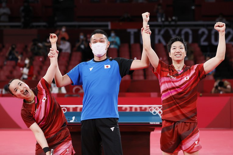 混合ダブルスで優勝を決めた伊藤美誠と水谷準　©︎Getty Images