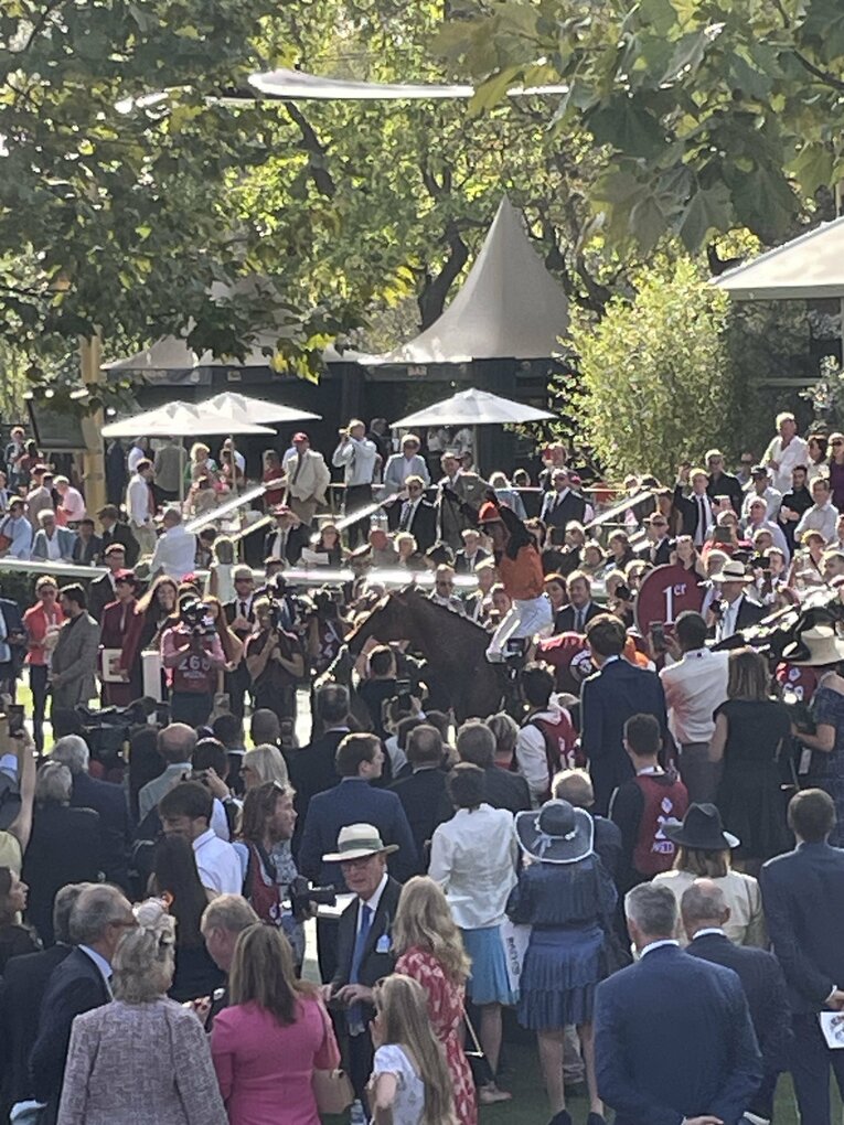 パドックに戻り、喜びのジャンプでエースインパクトから下馬するクリスチャン・デムーロ騎手  ©Shintaro Okawa