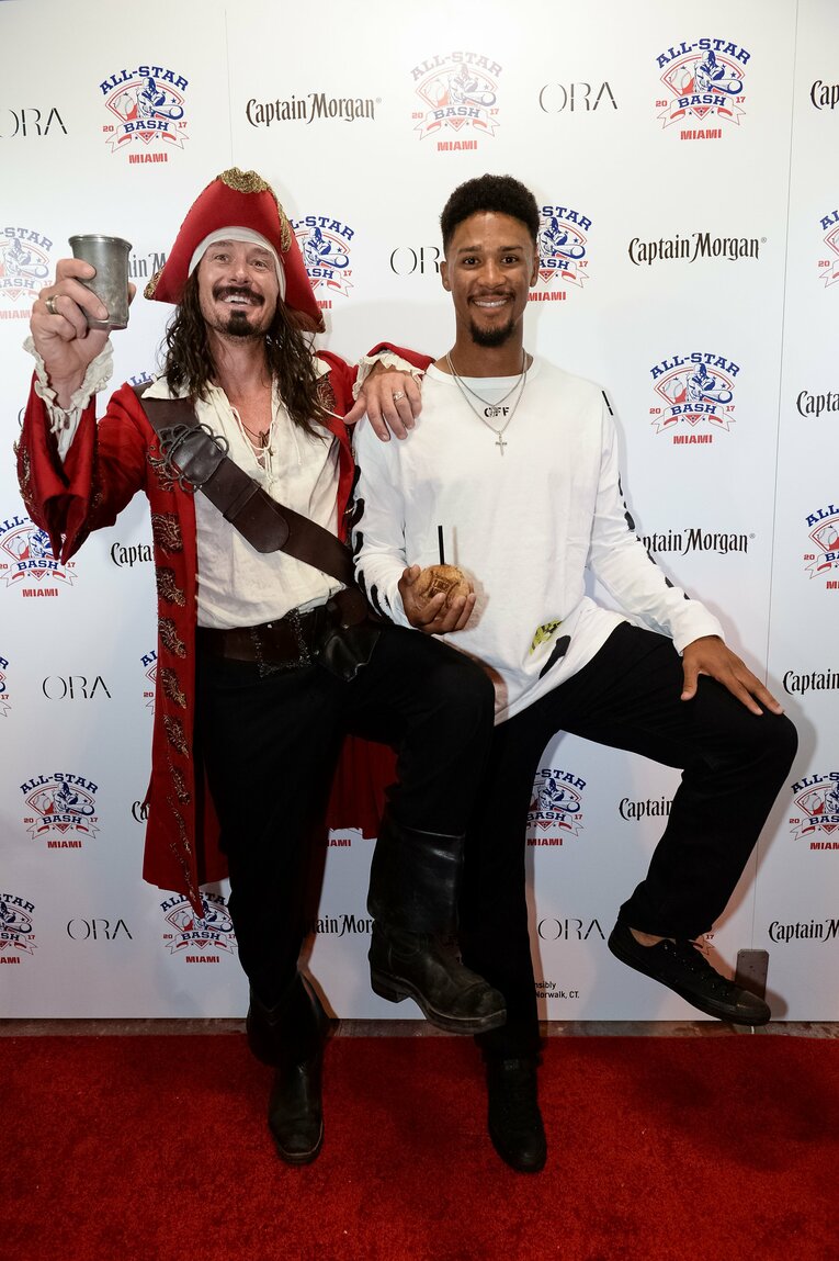 2017年、当時22歳のデュプランティエ（右）の秘蔵写真。若手のオールスターマッチのイベントでおどける　©Getty Images