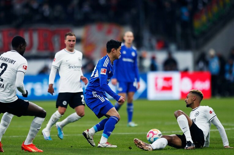 「1年前はJ2→ドイツ5部」上月壮一郎22歳の堂々1部デビュー…長谷部誠と握手、鎌田大地vs吉田麻也のW杯組対決も〈現地撮影〉(37)