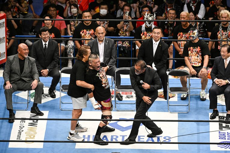 【連続写真】長州が天山を羽交い絞めにして蝶野がビンタ！　©Asami Enomoto