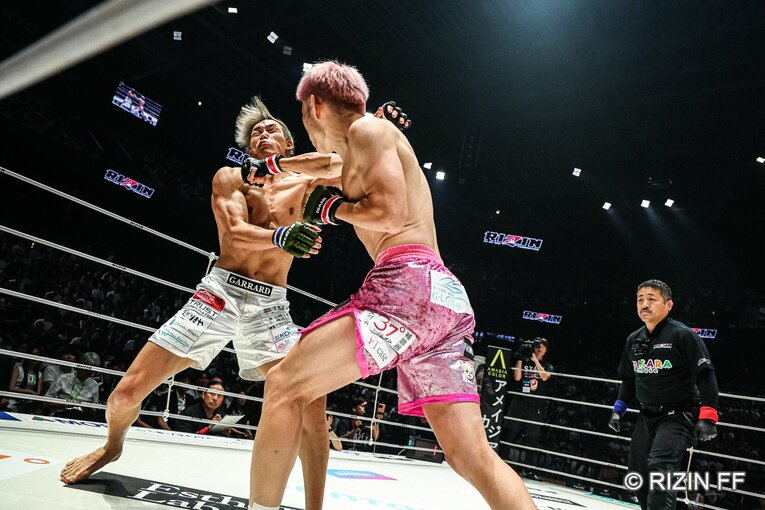 直樹の右ストレートが細川の顔面を捉える　©RIZIN FF