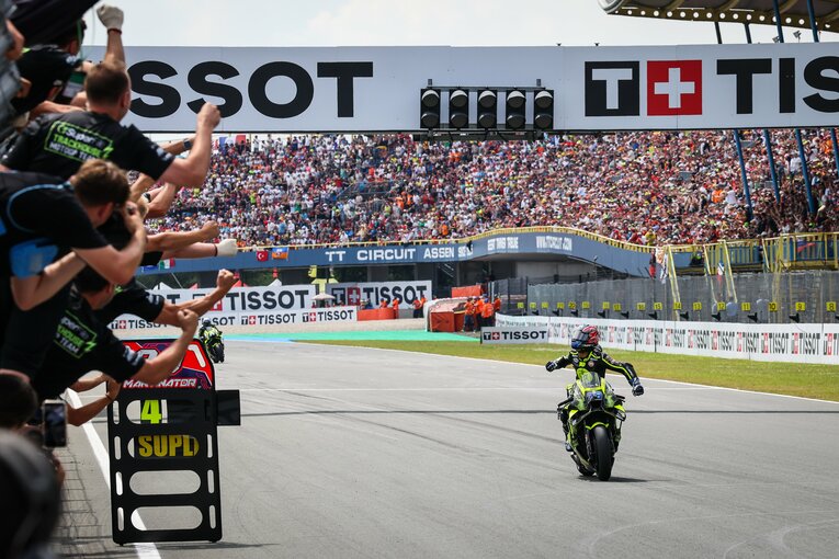 トップチェッカーを受け、喜びを爆発させる小椋　©MotoGP.com