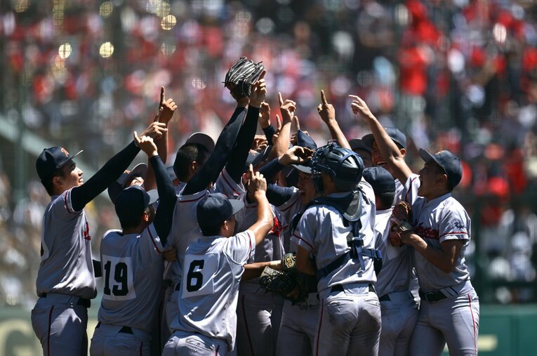 夏の甲子園を延長タイブレークの末に制した京都国際高校。卒業する3年生球児たちの進路を大調査した！ ／ photograph by Hideki Sugiyama