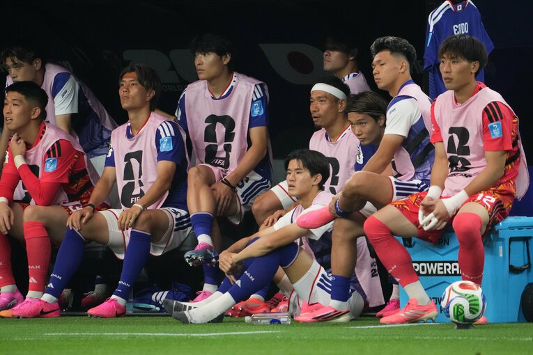 長友佑都を中心にまとまるベンチメンバー　©Masashi Hara