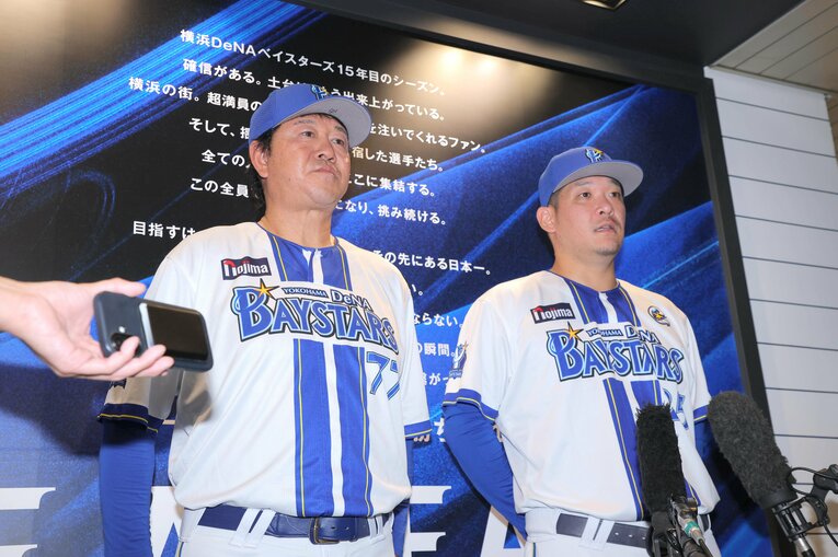 鈴木尚典コーチ（左）。右は同じく横浜高校の先輩にあたる筒香嘉智　©KYODO