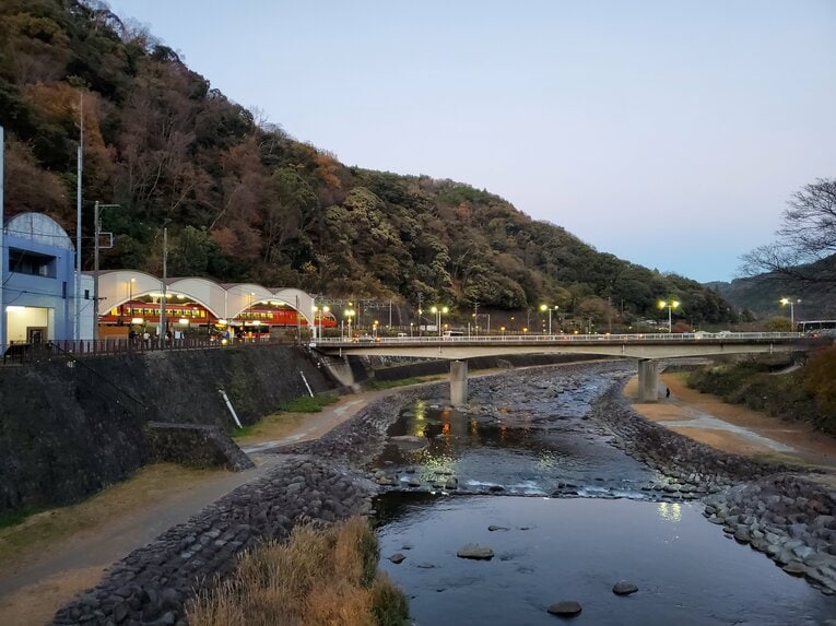 夕暮れの箱根湯本駅とロマンスカー　©Number Web