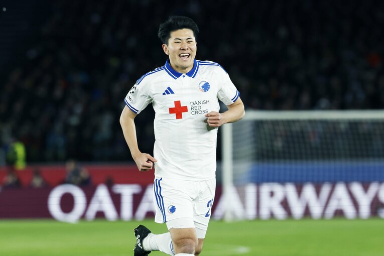 先制点に鈴木も大喜び　©Daisuke Nakashima