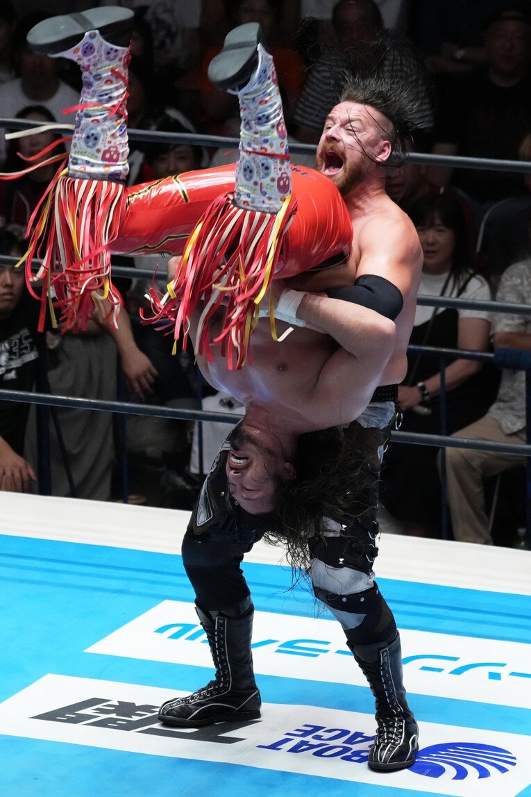 辻陽太を持ち上げるデビッド・フィンレー　©Essei Hara