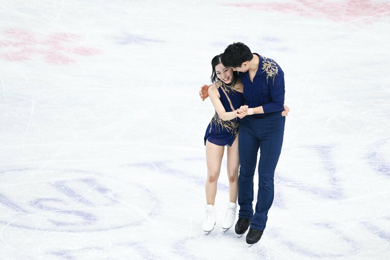 肩を抱き合いながらリンクサイドへと向かう2人　©Asami Enomoto