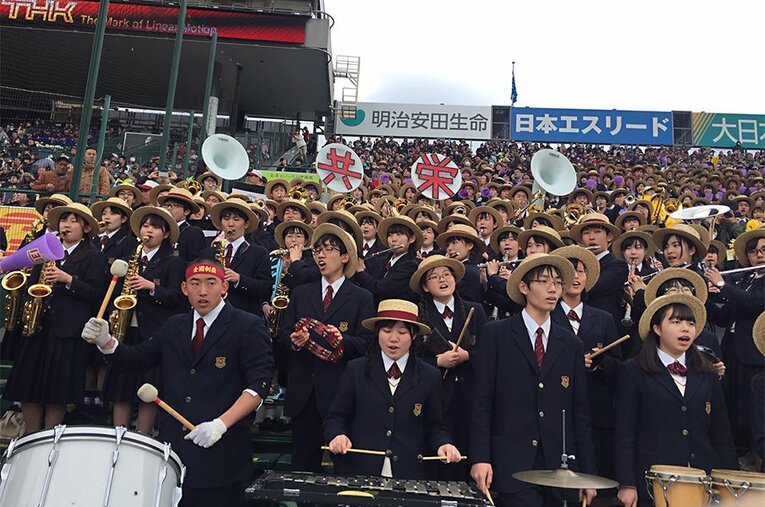 地元色を前面に出した春日部共栄の応援席。生徒たちがかぶっていた麦わら帽子は春日部市の特産品だ。 ／ photograph by Yukiko Umetsu