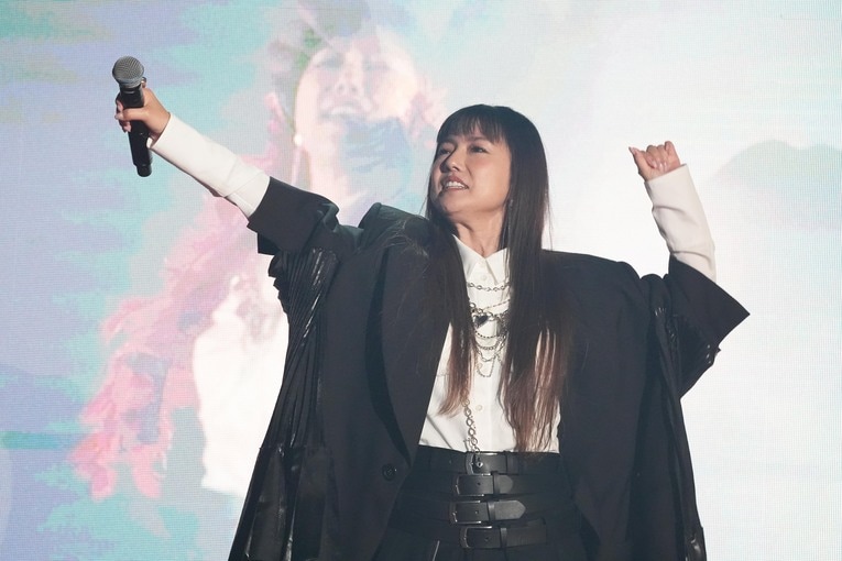 「太陽神Prism」を歌う島谷ひとみ　©Essei Hara