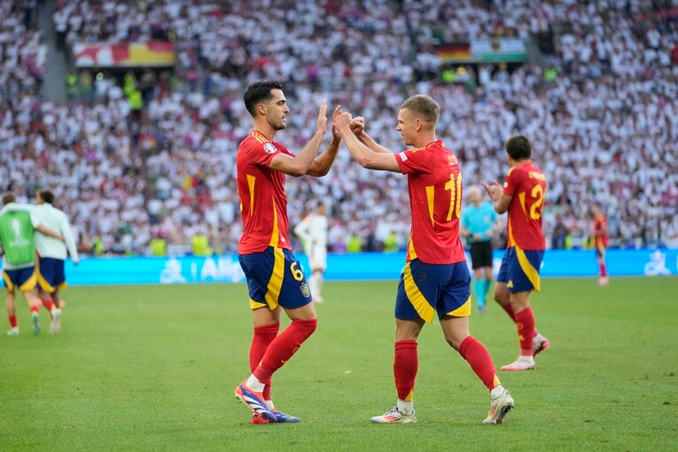 メリーノとオルモの連動が大挙したドイツのファンを黙らせた　©Getty Images